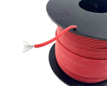 На катушке Медный провод 22AWG 100м 0,3 кв.мм (60*0,08мм) (красный, UL3135) LFW-22R в мягкой силиконовой изоляции