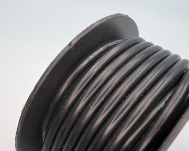 На катушке медный провод 12AWG 10м 3,4 кв.мм (680*0,08мм) (черный, UL3135) LFW-12B в мягкой силиконовой изоляции