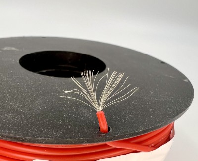 На катушке Медный провод 24AWG 100м 0,2 кв.мм (40*0,08мм) (красный, UL3135) LFW-24R в мягкой силиконовой изоляции