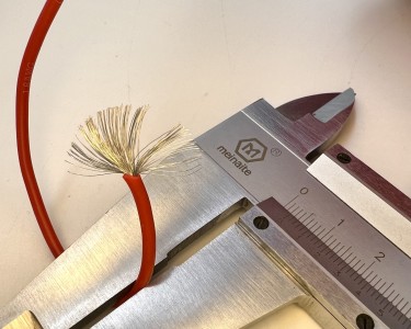 На катушке Медный провод 18AWG 200м 0,75 кв.мм (150*0,08мм) (красный,, UL3135) LFW-18B в мягкой силиконовой изоляции