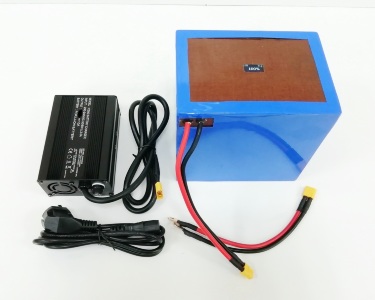 Комплект-Аккумулятор для буксировщика Apollo AV-1, 12В 100Ач SMART (Батарея Байкера, Li-Ion), LF-12100-12582 +ЗУ 12В 10А